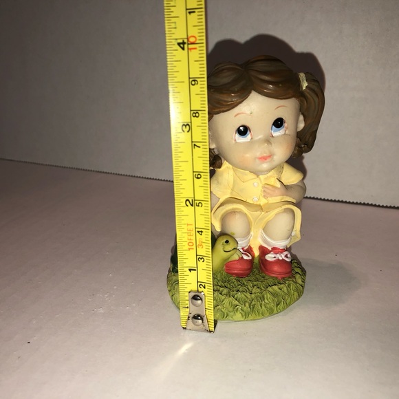Little Girl Sitting Figurine - Picture 6 of 6